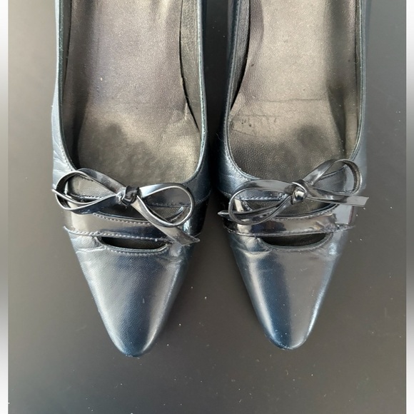 STUART WEITZMAN kitten heel pumps size 8.5 black bow at the toe timeless chic - Picture 3 of 7